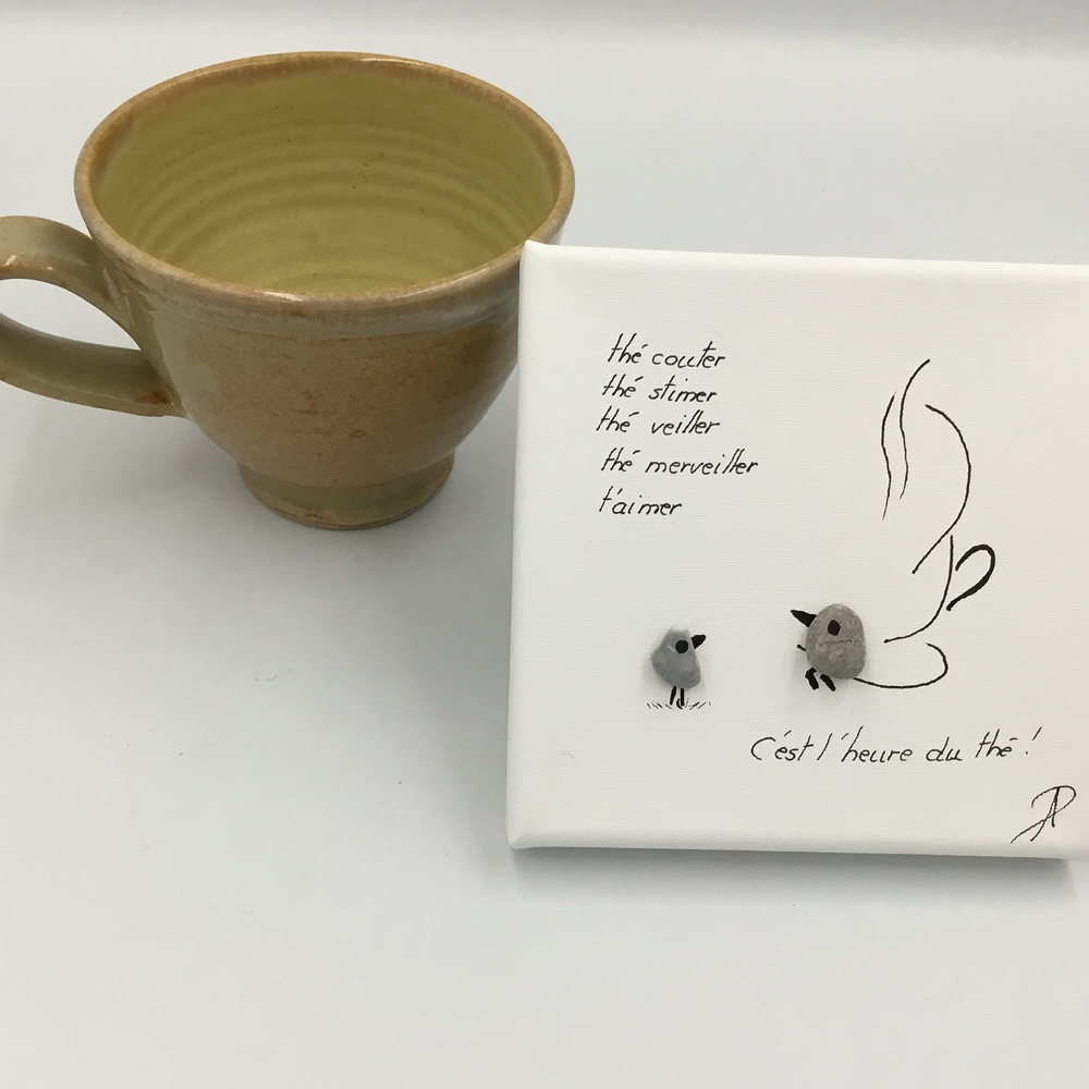 Création d'Anouki Arts. Petite toile blanche avec deux oiseaux fait de pierre dessus et un texte écrit.